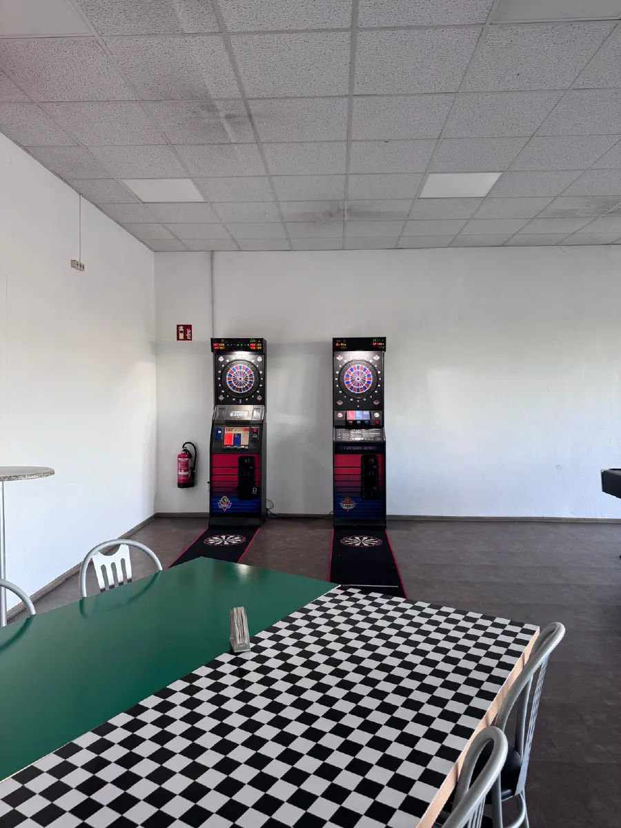 Zwei Dartautomaten mit Abwurfmatten im Dartbereich der Indoor Kartbahn Kassel